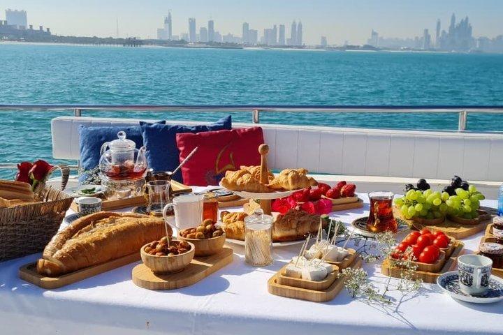 Tour en yacht de 2 heures avec petit-déjeuner pour deux à Dubaï