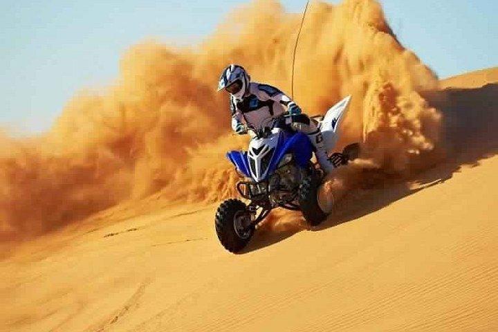 Safari dans le désert de Dubaï avec quad, balade dans les dunes, promenade à dos de chameau et dîner barbecue