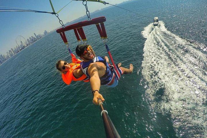 Expérience de parachute ascensionnel sur la plage de Jumeirah à Dubaï