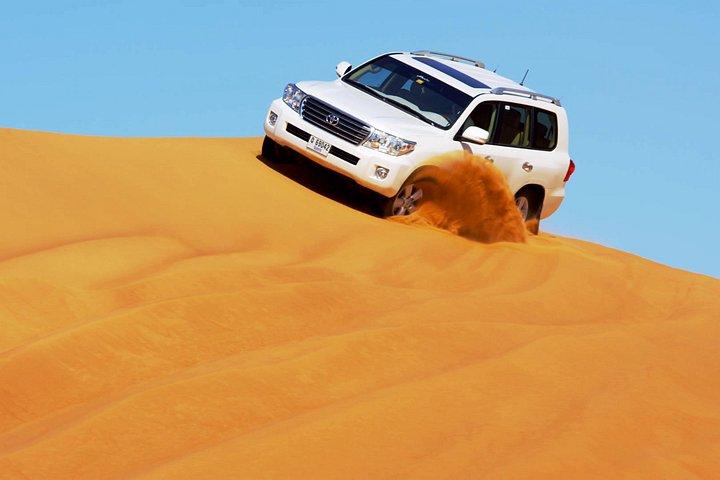 Dubai Dune Bashing Safari avec dîner au barbecue, animations et balade à dos de chameau