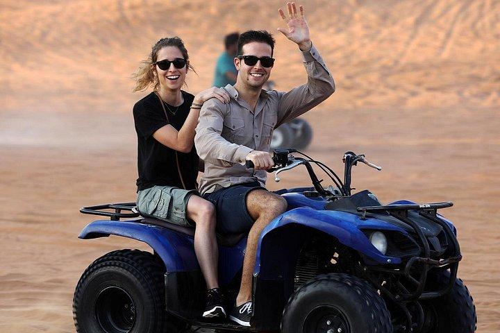 Red Dunes by Quad Bike avec camp VIP, chameaux, sandboarding et faucon