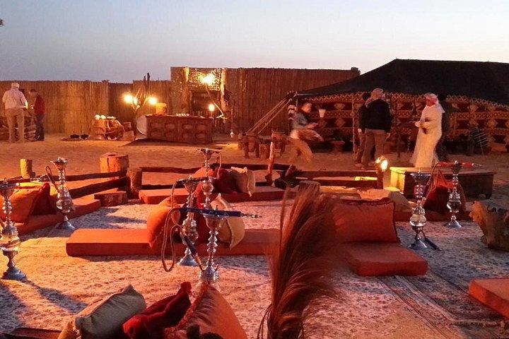 Premium Desert Safari Dubai avec table privée et serveur au camp
