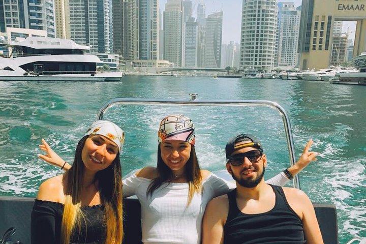 Croisière privée de 2 heures à Dubaï : Nagez, bronzez et visitez !