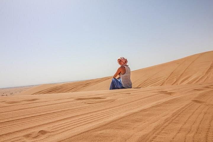 Dubai Morning Desert Safari: Sandboard et randonnée à dos de chameau