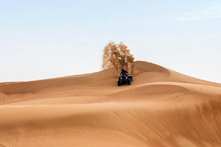 Excursion en quad dans le désert du matin à Dubaï avec sandboarding et balade à dos de chameau