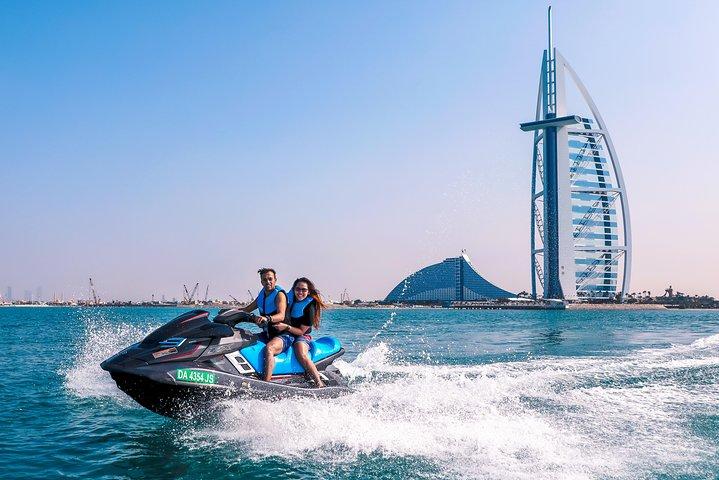 Le jet ski le plus rapide avec vue sur l'horizon de Dubaï, Burj Al Arab et jus