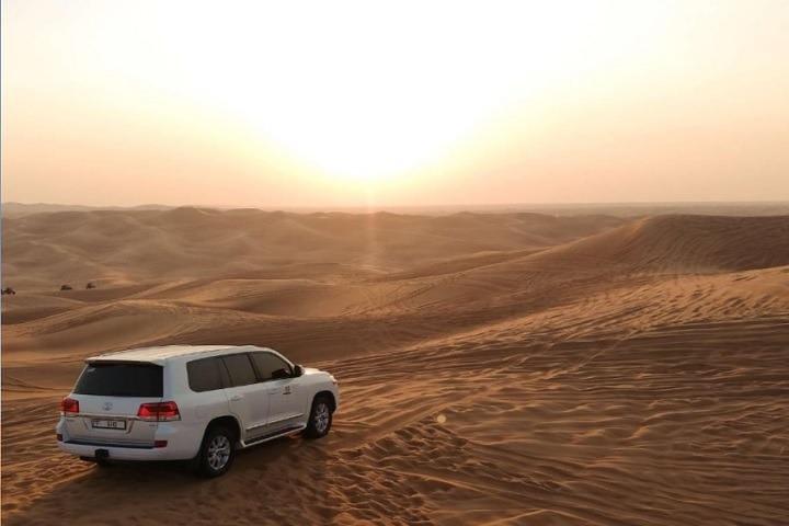 Expérience de safari dans le désert au coucher du soleil à Dubaï avec dîner barbecue