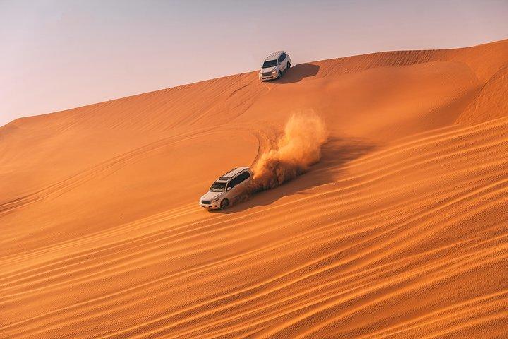 Safari dans le désert en soirée avec barbecue, balade à dos de chameau et sandboard