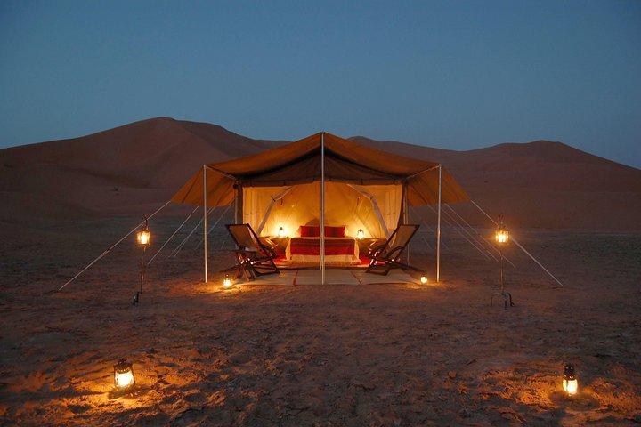 Dîner romantique au milieu du désert