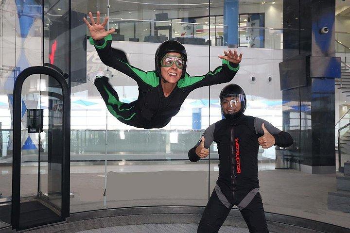 Le plus grand parachutisme en salle de Dubaï 4 vols
