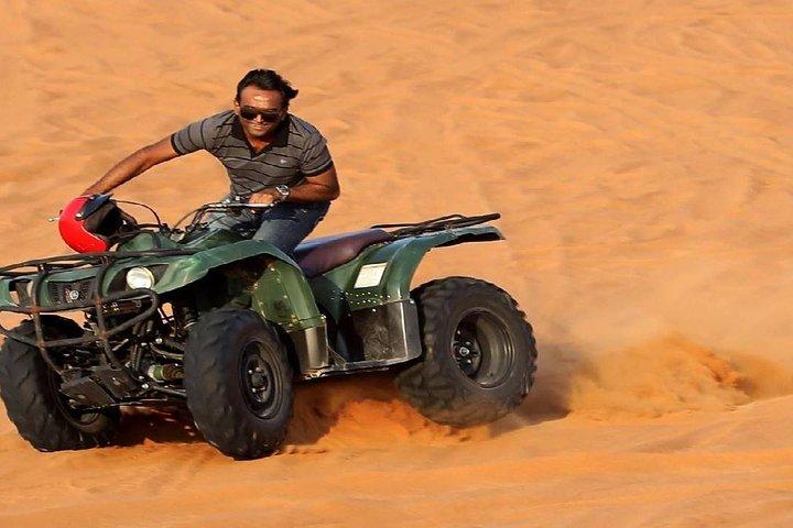 Safari matinal dans le désert des dunes rouges avec quad