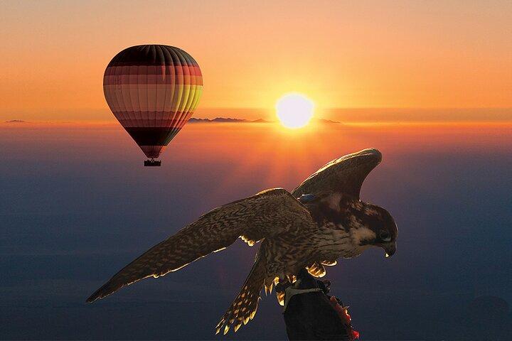 Montgolfière incroyable avec vue magnifique sur le lever du soleil sur le désert