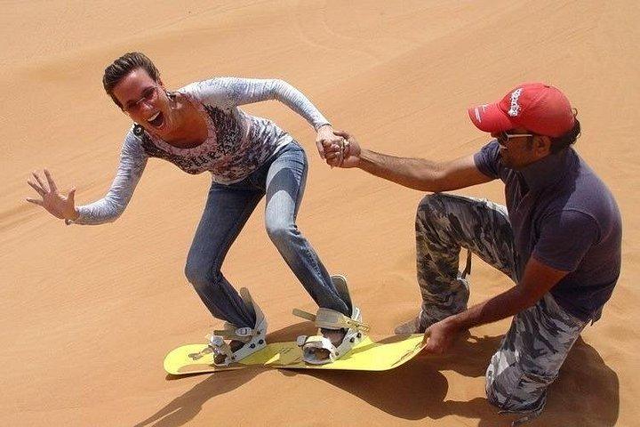 Abu Dhabi Desert Safari Dune Bashing, est venu, danse du ventre et barbecue