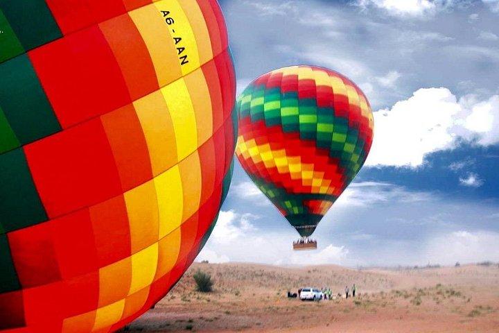Balade en montgolfière au lever du soleil à Dubaï avec petit-déjeuner, balade à dos de chameau et plus encore