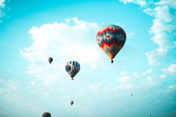 (Pensez à profiter de votre magnifique désert de Dubaï en montgolfière)