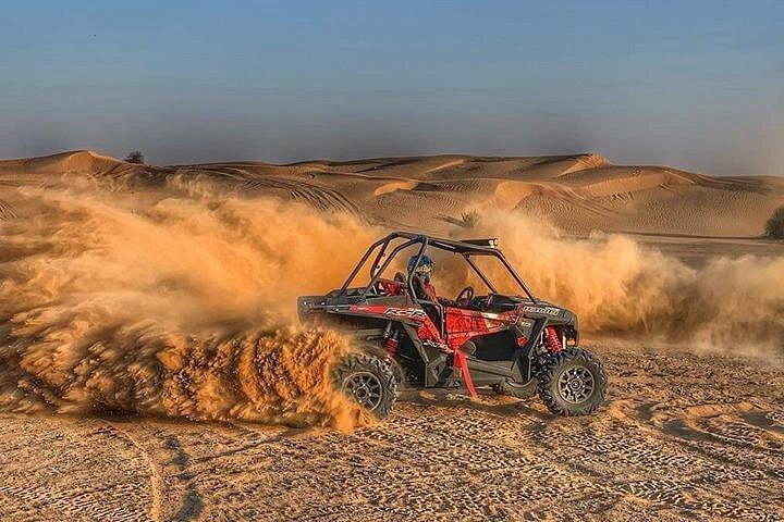 Balade en buggy dans les hautes dunes rouges avec activités de safari dans le désert
