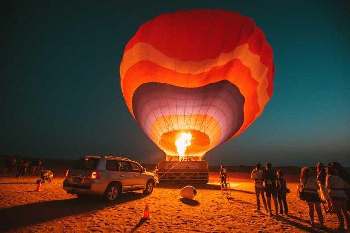 Désert de Dubaï en montgolfière et spectacle de faucons et chameau
