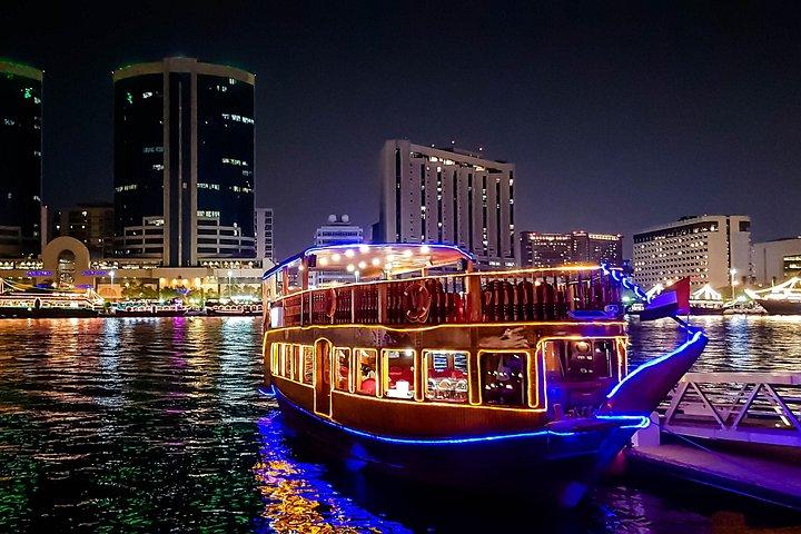 Visite privée de la ville de Dubaï de 2 jours avec safari dans le désert et dîner en croisière en boutre