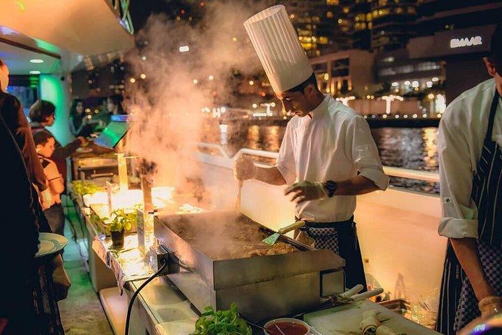 Dîner à couper le souffle Lotus Mega Yacht Croisière de 3 heures