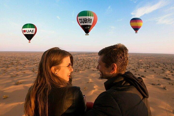 Vol en montgolfière à Dubaï avec rafraîchissements, prise en charge et retour compris