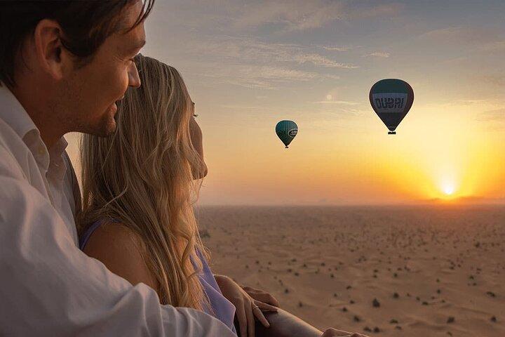 Vol en montgolfière à Dubaï avec petit-déjeuner, fauconnerie et balade à dos de chameau
