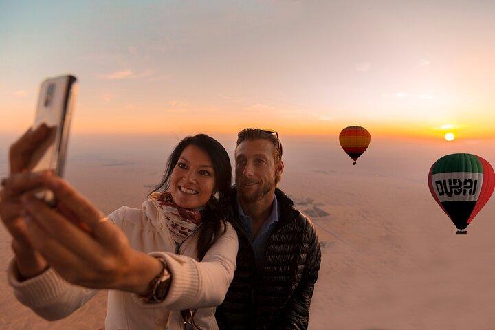 Montgolfière au-dessus du désert à Dubaï