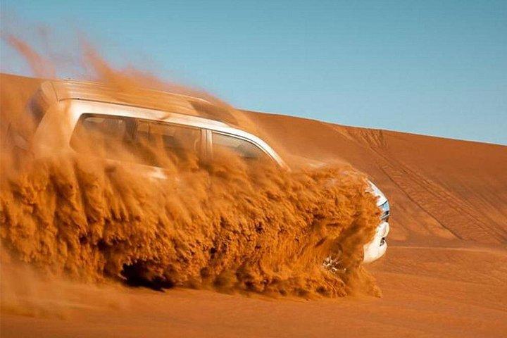 Red Dune Bashing avec balade à dos de chameau Sandboard Sunset Photos et dîner barbecue