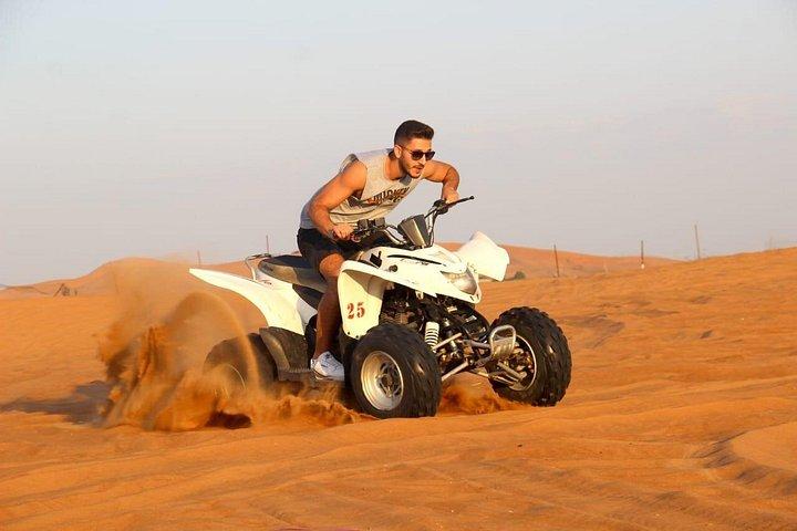 Red Dune Bashing avec balade à dos de chameau en quad et dîner barbecue