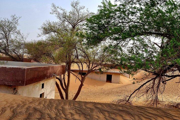 Safari privé dans le village fantôme avec Dune Bashing et Sandboarding