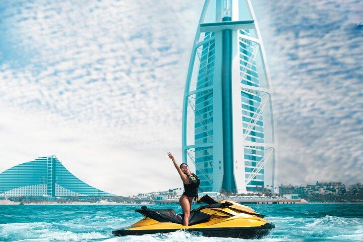 Aventure en jet ski en or 24 carats avec vue sur Burj Khalifa