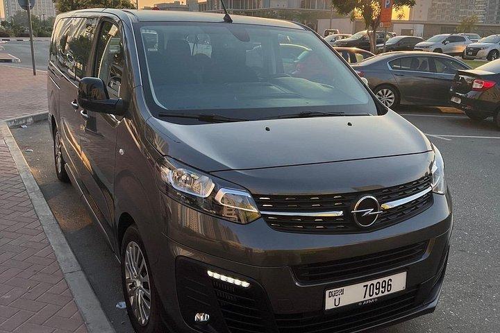 Transfert en minibus privé à l'arrivée ou au départ de l'aéroport de Dubaï DXB