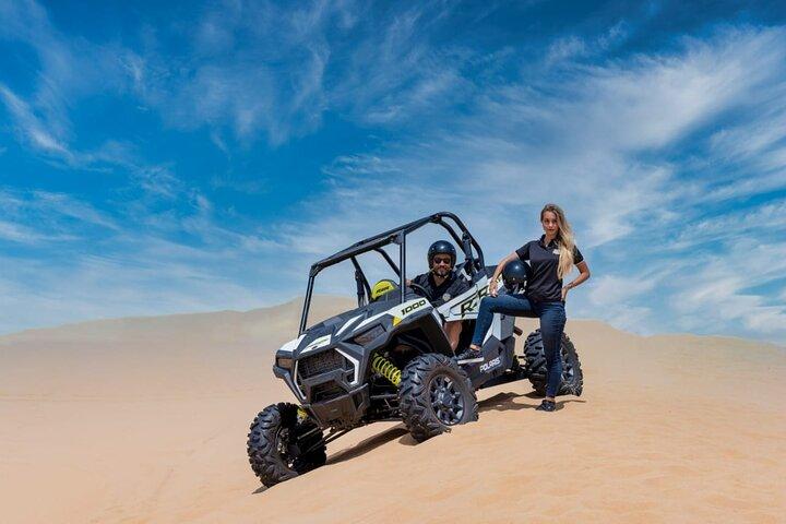 Visite guidée en buggy des dunes de 1000 cm3 sur les plus grandes dunes de sable de Dubaï.