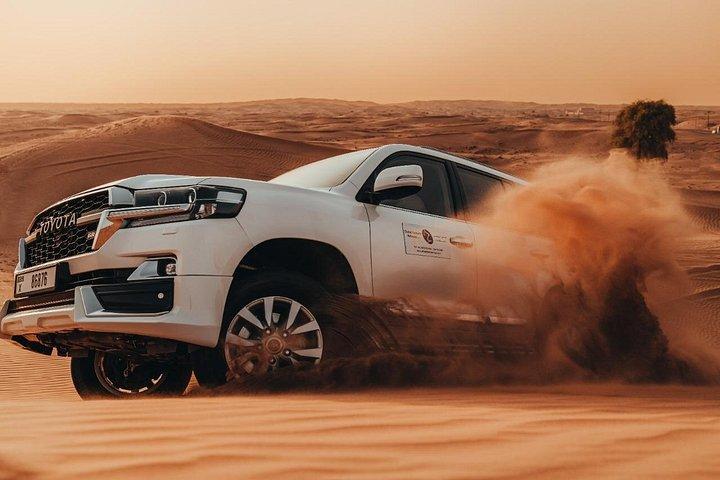Safari de luxe dans le désert au coucher du soleil : surf sur sable, balade à dos de chameau et dîner barbecue