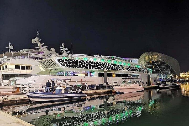 Dîner-croisière à couper le souffle Lotus Mega Yacht de 3 heures