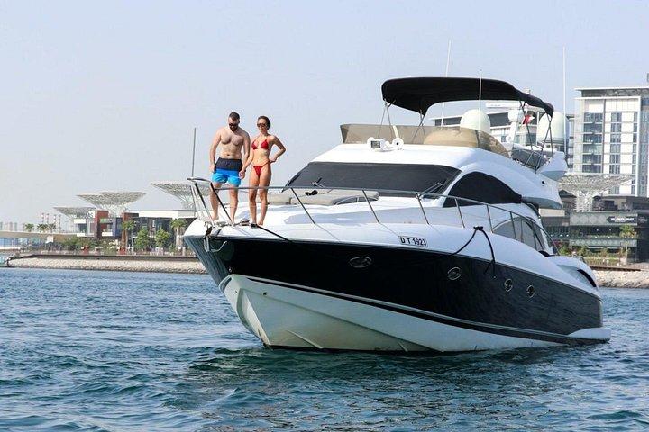 Excursion privée en yacht Nuvari Premium de 68 pieds à Dubaï