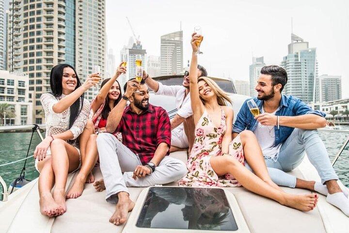 Naviguez à Dubaï sur le yacht de luxe de 100 pieds