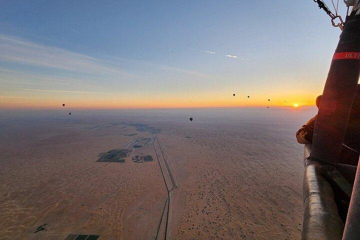 Tour en montgolfière au lever du soleil au-dessus du désert de Dubaï