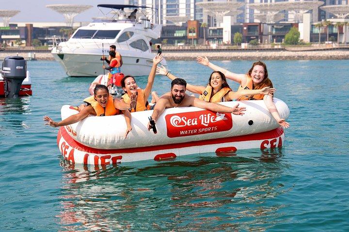 Forfait d'excursion de sports nautiques en beignet ou en bateau-canapé à Dubaï