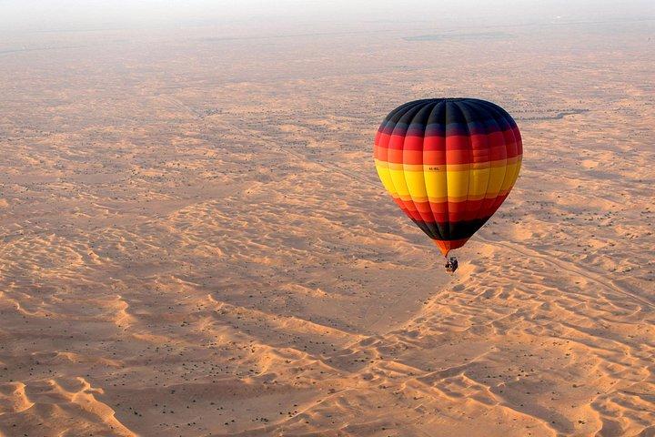 Expérience d'aventure en montgolfière à Dubaï avec transfert