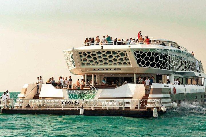 Billets VIP pour le dîner-croisière Lotus Mega Yacht avec transfert privé
