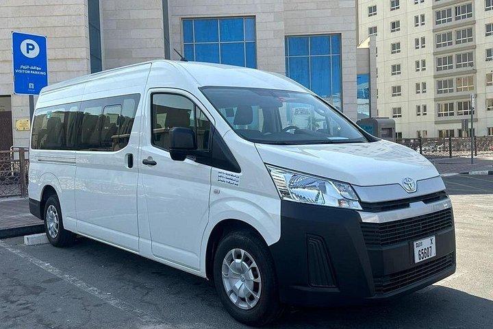 Chauffeur d'une journée complète à Dubaï en minibus 12 places