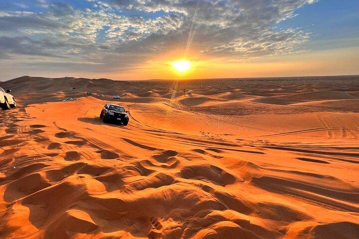 Safari matinal dans le désert de Dubaï, dune bashing et sandboarding
