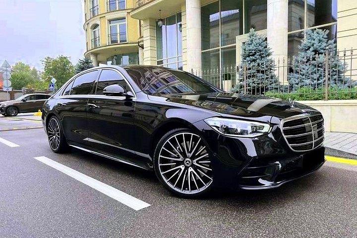 Transfert à l'arrivée : de l'aéroport de Dubaï DXB à Dubaï en voiture de luxe