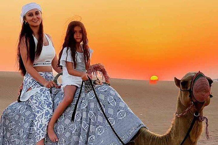 Safari dans le désert de Dubaï : Transfert gratuit, chameau et dîner dans les dunes rouges