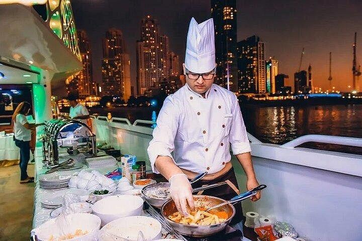 Visite du yacht Mega de la marina de Dubaï incluant dîner et transport