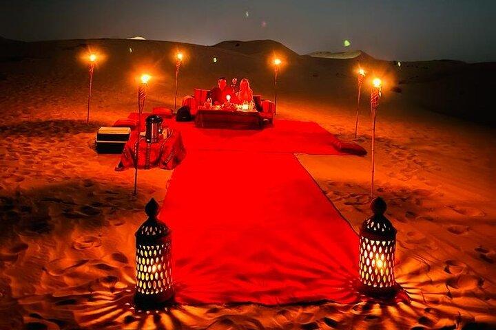 Dîner romantique privé dans les dunes avec balade en quad à Abu Dhabi