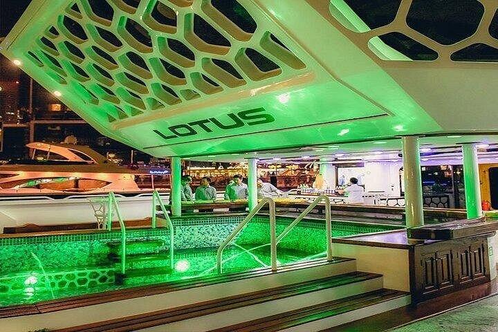 Expérience luxueuse sur un yacht VIP Lotus à Dubaï