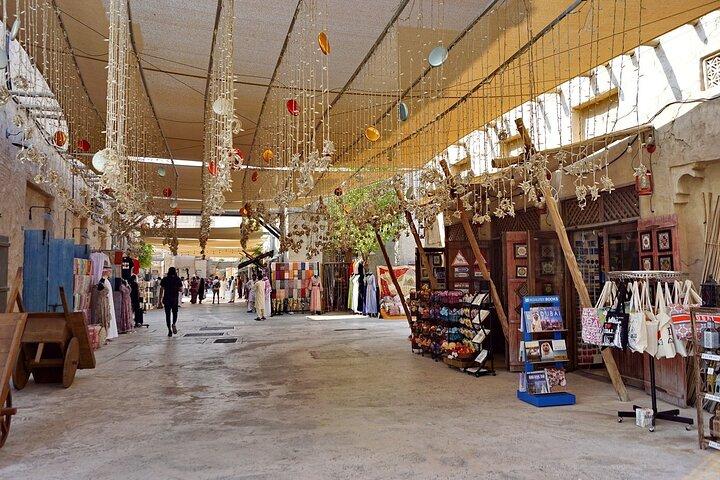 Visite du marché traditionnel d'Al Seef et billet pour le musée des illusions