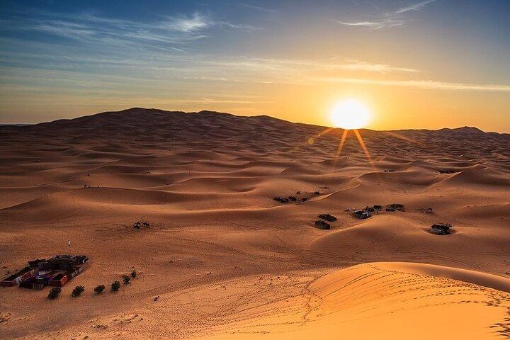 Safari dans le désert au lever du soleil à Abu Dhabi et café bédouin authentique