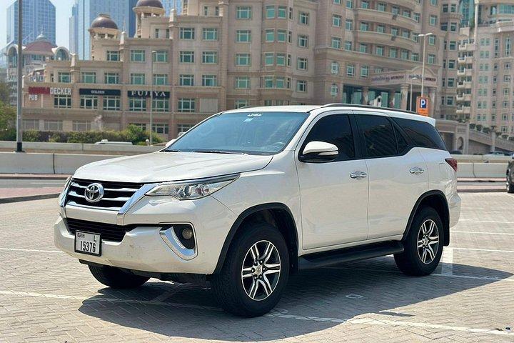 Dubaï : location d'un véhicule privé avec chauffeur pour une journée complète